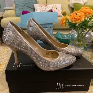Size 6 1/2 Pearl Gold bead embellished pumps